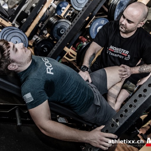 Betreuung während des Powerlifting Workshop im Monster Gym Münsingen