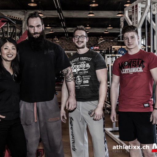 Teilnehmer der Cross Arena Glarnerland am Powerlifting Workshop im Monster Gym Münsingen