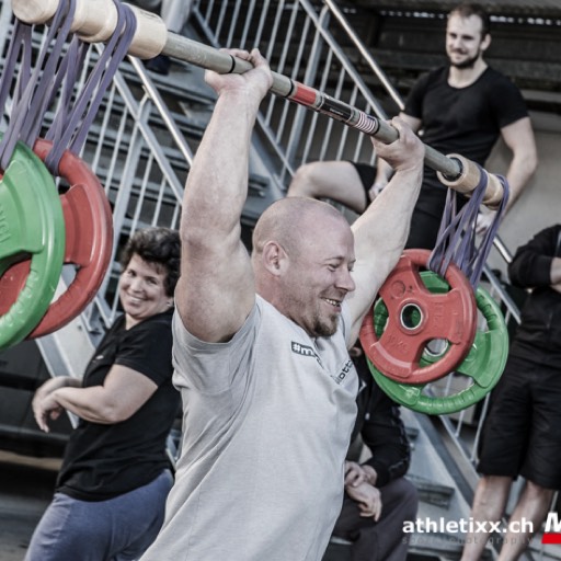 Kleine Challange draussen am Powerlifting Workshop im Monster Gym Münsingen